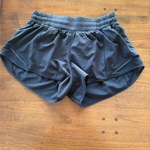 Women’s Lululemon black hotty hot high rise lined shorts 2.5